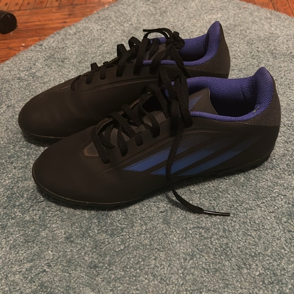 Like new Adidas turf cleats size 7 men’s - Picture 2 of 3